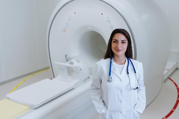Maszyna MRI Asystent laboratoryjny biura tomografii komputerowej patrzy w kamerę na tle nowoczesnego sprzętu