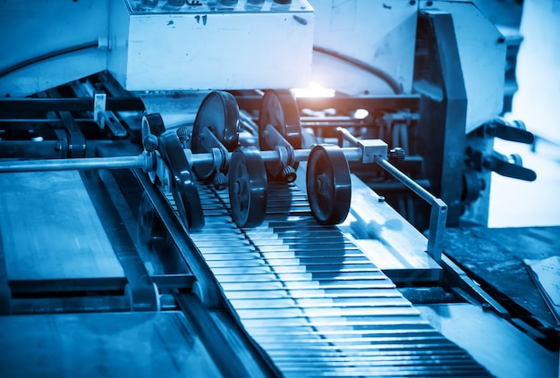 Maszyna offsetowa w procesie produkcyjnym w drukarni