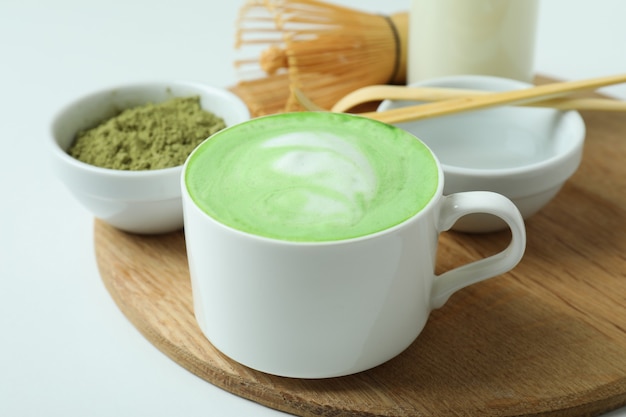 Zdjęcie matcha latte i akcesoria do robienia na białym tle