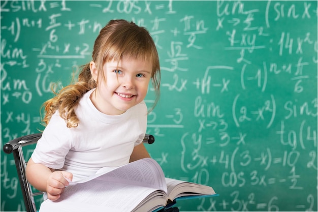 Matematyka dla dziewcząt na tablicy z powrotem do przedszkola