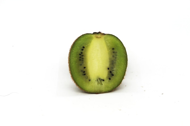 Materiał fotograficzny świeżych owoców kiwi na białym tle