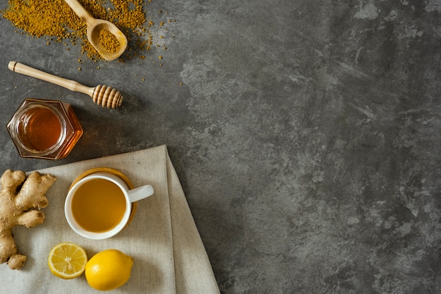 Materiały do przygotowania imbirowej herbaty z miodem i pyłkiem