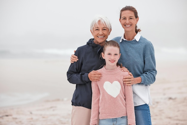 Matka Babcia I Dziecko Na Plaży W Więzi Portretowej Lub Miłości W Zimowej Mgle Lub Chmurze Nad Morzem Mama I Senior Na Uśmiech Szczęśliwy Lub Troskę O Rodzinne Szczęście Lub Razem Nad Oceanem Na Wakacjach