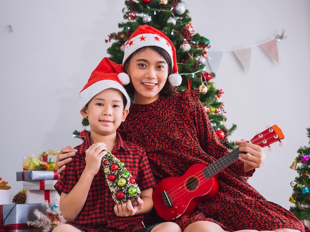 Matka grała na gitarze w Boże Narodzenie z chłopcem