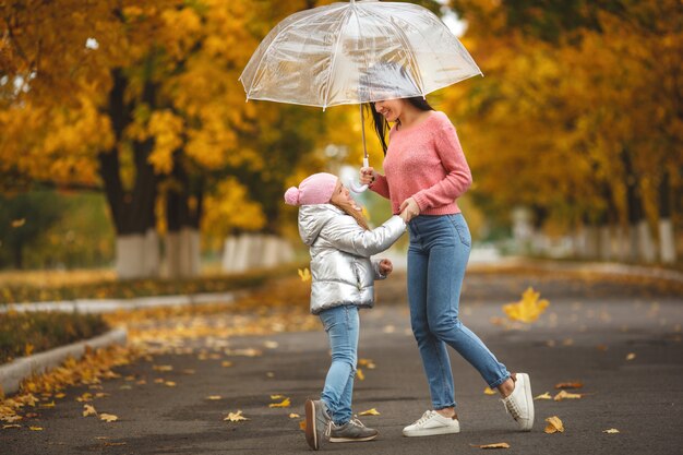 Matka I Córeczka Zabawy Razem W Przyrodzie