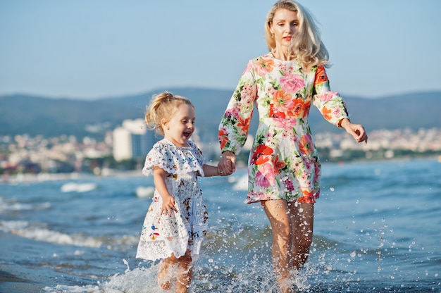 Matka i córka bawią się na plaży