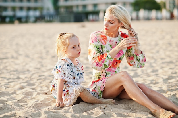 Matka i córka bawią się na plaży