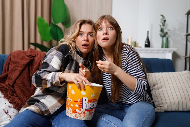Matka i córka bawią się razem spędzając wolny czas w domu oglądając straszny film