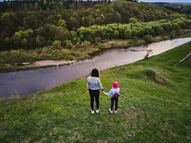 Matka I Córka Cieszą Się Widokiem Na Wybrzeże Rzeki Sluch