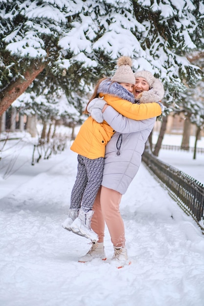 Matka i córka ciesząc się pięknym zimowym dniem