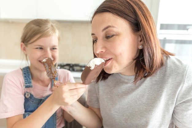 Matka i córka jedzą lody w domu.