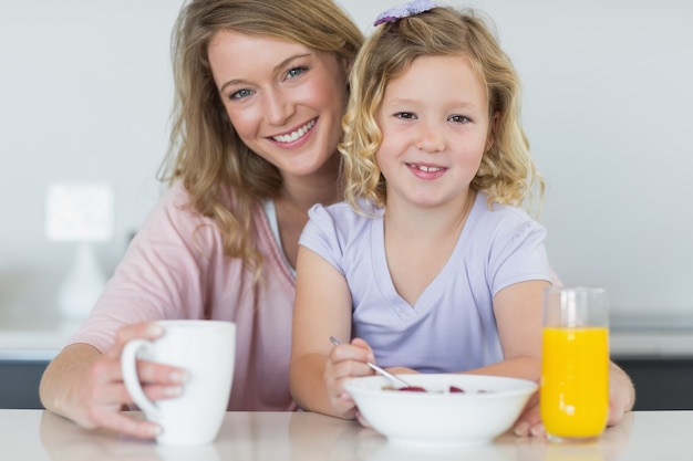 Matka i córka ma śniadanie przy stołem