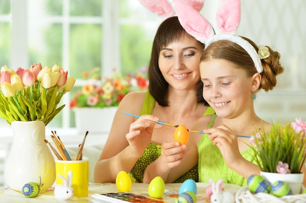 Matka I Córka Malują Jajka Na Wielkanoc