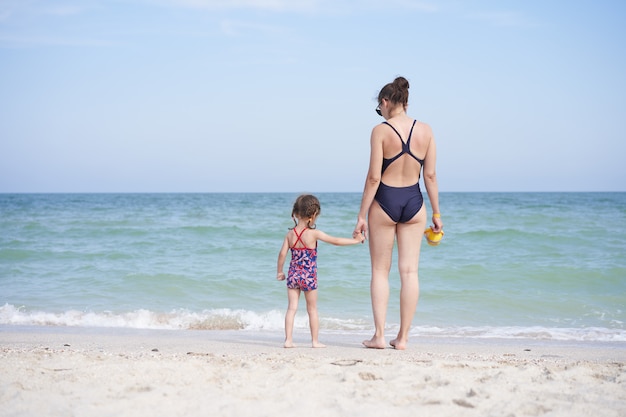 Matka i córka na plaży