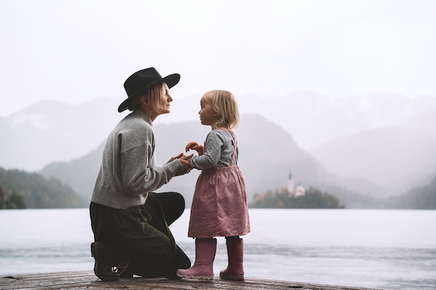 Matka I Córka Patrzą Na Piękne Jezioro Bled Rodzina Podróżuje Po Słowenii W Europie