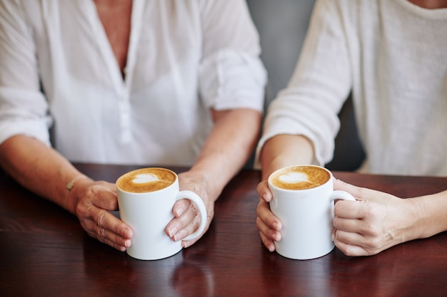 Matka I Córka Piją Cappuccino