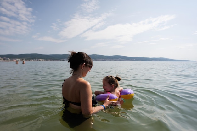 Matka i córka pływają w morzu w upalny letni dzień