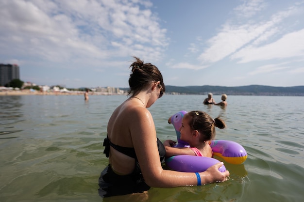 Matka i córka pływanie w morzu z gumowym pierścionkiem Wakacje letnie