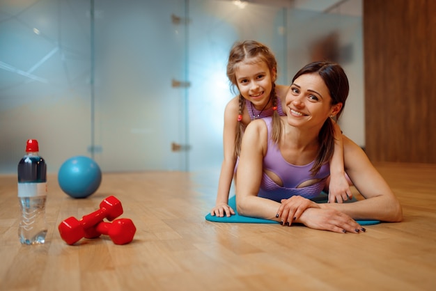 Matka I Córka Razem Leżąc Na Macie W Siłowni, Trening Fitness, Gimnastyka. Mama I Dziewczynka W Odzieży Sportowej, Wspólne Treningi W Klubie Sportowym