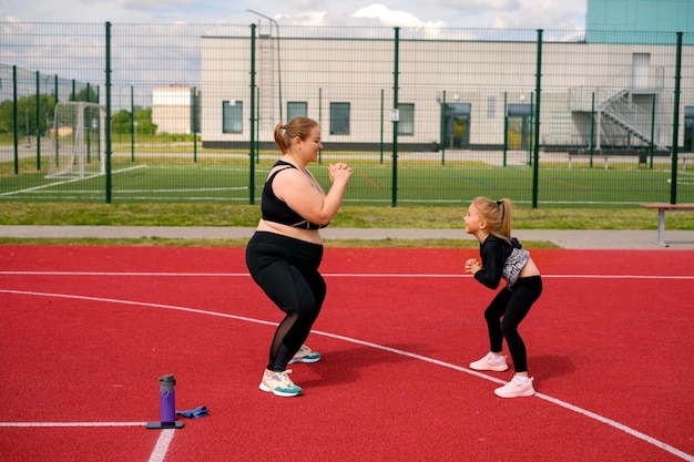 Matka i córka razem uprawiają sport na otwartej przestrzeni