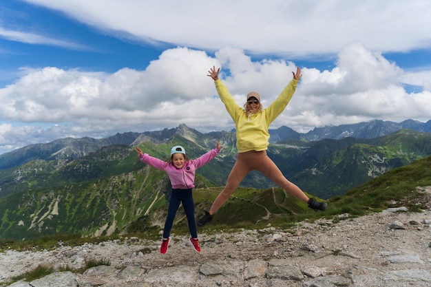 Matka i córka skaczą w Tatrach w Zakopanem w letni dzień