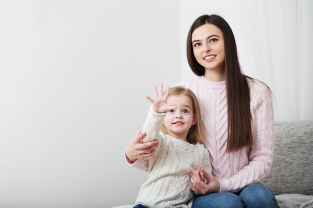 Matka i córka śmieją się razem w domu