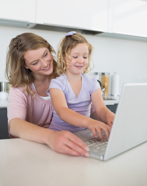 Matka i córka używa laptop wpólnie