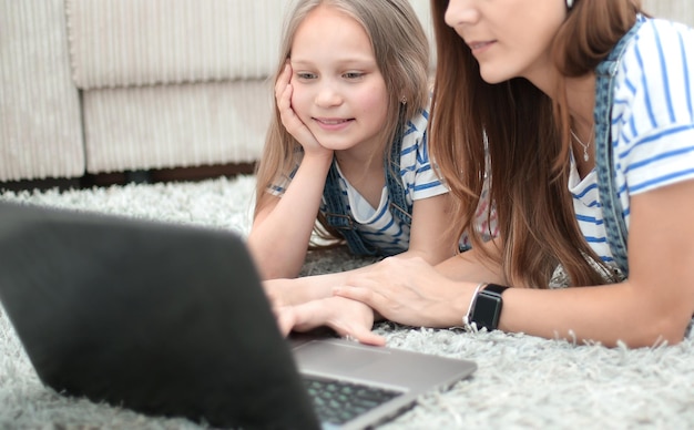 Matka I Córka Używają Laptopa W Domu I Technologii