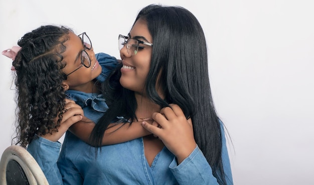 Matka i córka w okularach na zdjęciu studyjnym na białym tle do przycinania