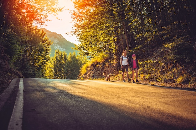 Matka i córka Wędrówki drogą asfaltową