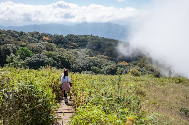 Matka i córka wędrują po górach w mglisty dzień na szlaku Kew Mae Pan Nature Trail to raj na ziemi w Parku Narodowym Doi Inthanon w Tajlandii.