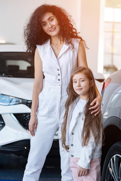 Matka i córka wspólnie wybierają samochód w salonie samochodowym