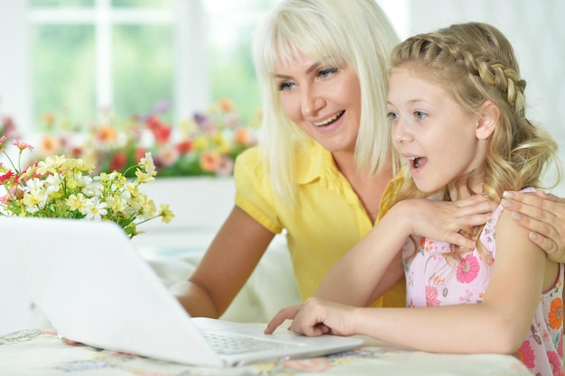 Zdjęcie matka i córka za pomocą laptopa