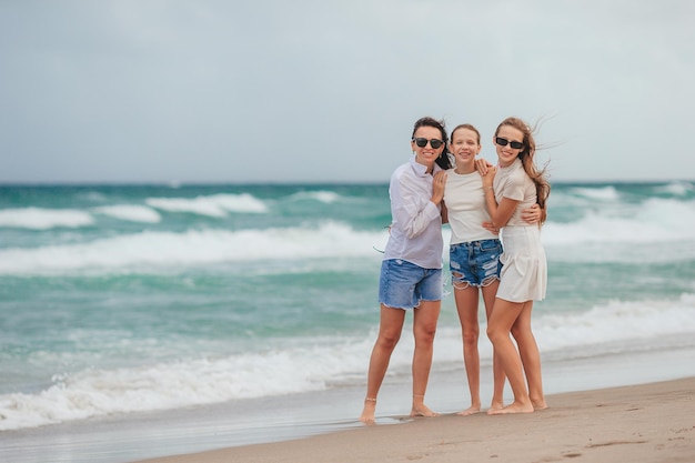 Matka I Córki Bawią Się Razem Na Plaży Rodzina Cieszy Się Wakacjami Na Plaży