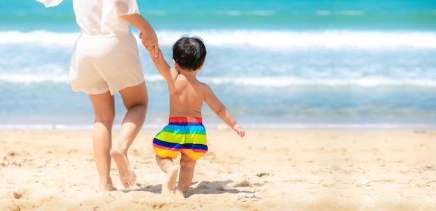 Matka I Dziecko Biegają Na Piaszczystej Plaży