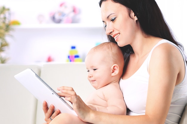 Matka I Dziecko Chcą Grać I Czytać Komputer Typu Tablet Na Kanapie W Domu