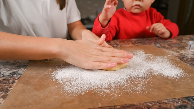 Matka I Dziecko Do Pieczenia Ciasteczek świątecznych