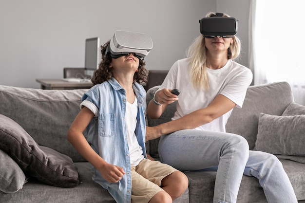 Matka i dziecko noszą okulary wirtualnej rzeczywistości vr w salonie w domu, bawiąc się