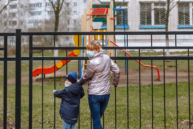 Matka I Dziecko W Medycznych Maskach Nagle Się Odwróciły