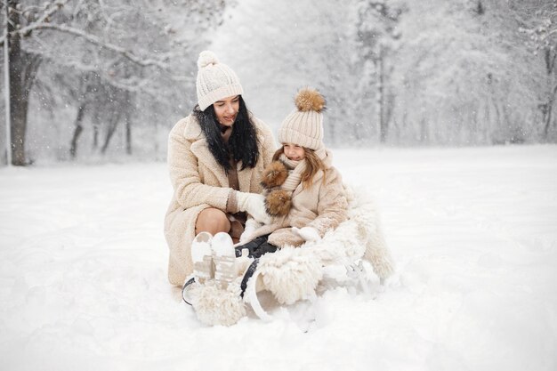 Matka i jej córeczka bawią się na świeżym powietrzu w zimowy dzień