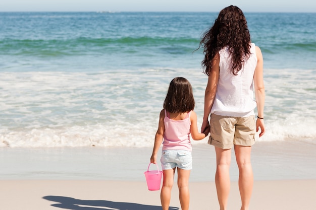 Matka i jej córka na plaży