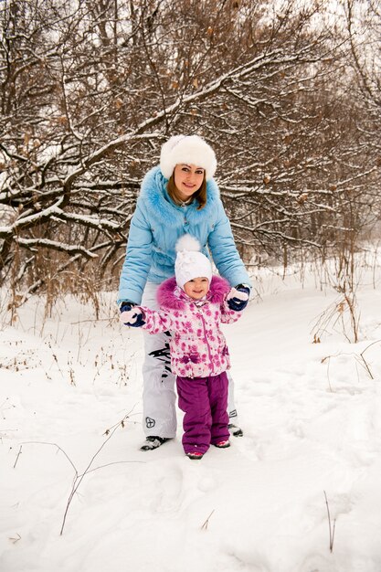 Matka i jej mała córka cieszy się pięknego zima dzień outdoors.