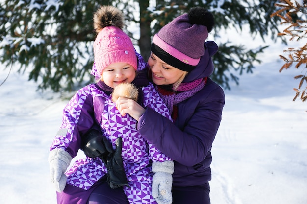 Matka i jej mała córka cieszy się pięknego zima dzień outdoors.