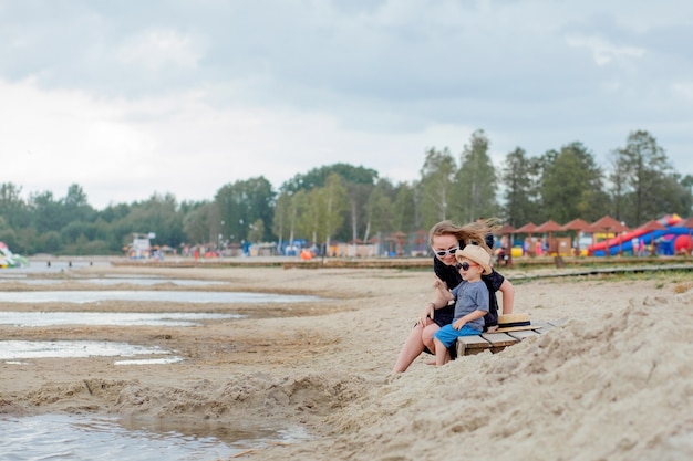 Matka i jej śliczny synek cieszy się czas na plaży