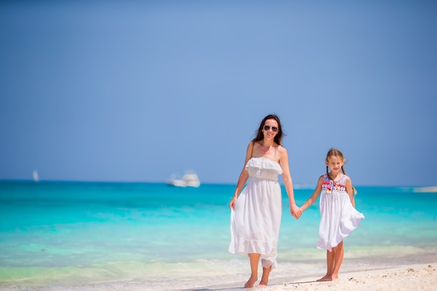 Matka I Mała Córka Cieszy Się Czas Przy Tropikalną Plażą