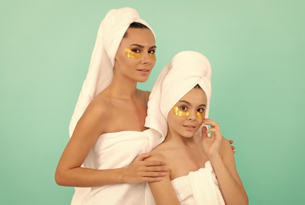 Matka i nastolatka zmniejszają torebkę pod oczy kolagen do pielęgnacji skóry kosmetyczny nawilżający skórę