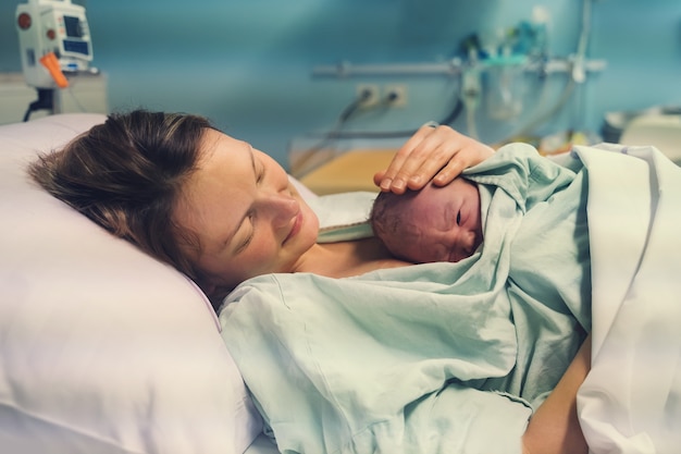 matka i noworodek poród w szpitalu położniczym mama przytulająca noworodka po porodzie