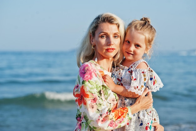 Matka i piękna córka bawią się na plaży Portret szczęśliwej kobiety z uroczą małą dziewczynką na wakacjach