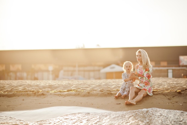 Matka I Piękna Córka Bawią Się Na Plaży Portret Szczęśliwej Kobiety Z Uroczą Małą Dziewczynką Na Wakacjach