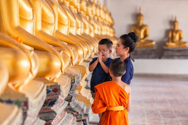 Matka i syn modląc się o poszanowanie posągu Buddy w świątyni Wat Phutthai Sawan, Ayutthaya, Tajlandia. Koncepcja kultury tajskiej